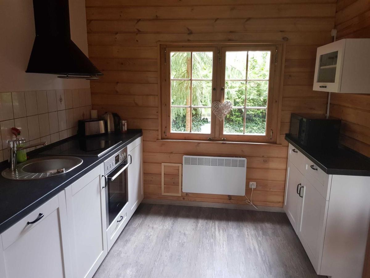 Blockhaus Canow Mit Fahrraedern Exteriér fotografie
